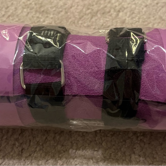 Fragraim purple foam barbell pad
17.25”long x 3.5” wide
Adjustable Velcro straps - Picture 3 of 3